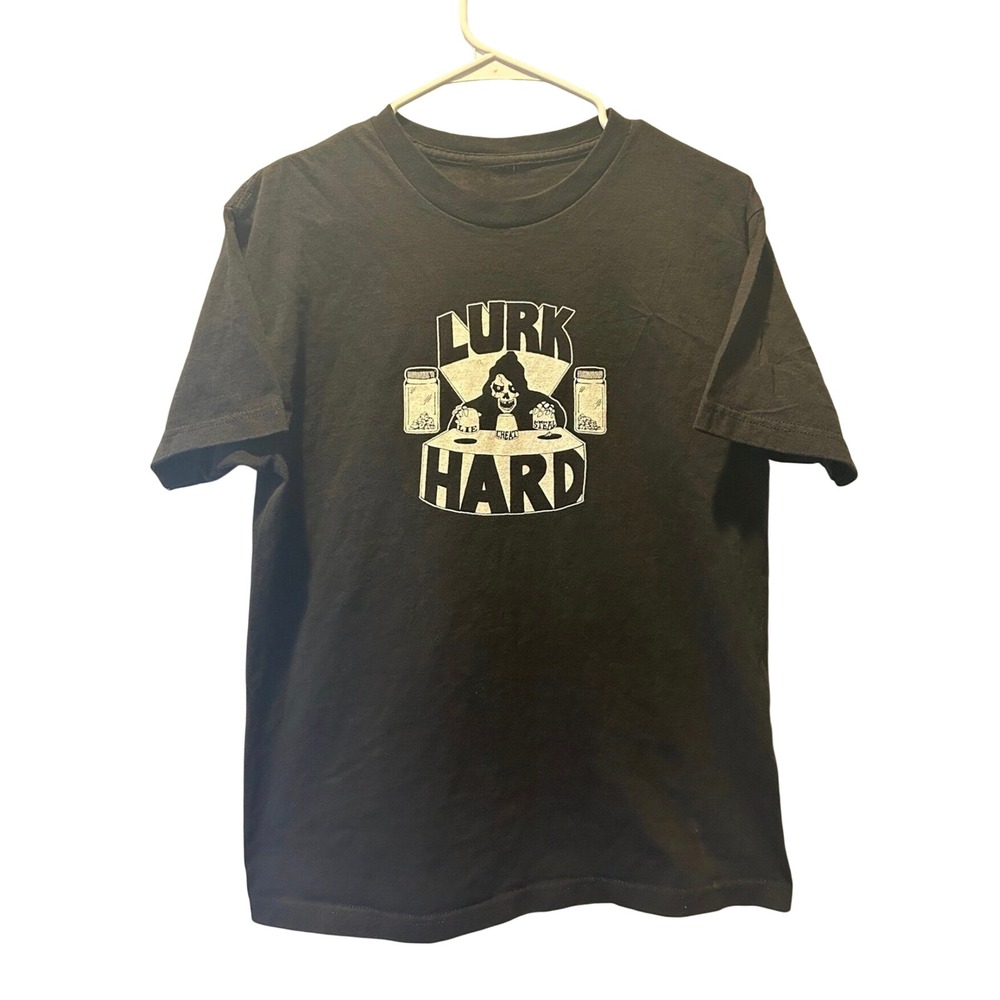 Gildan Lurk Hard Graphic Tee unisex Small Black Excellent Skate Streetwear Shirt